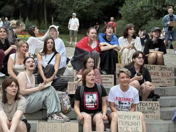 Протести в Києві: Обмеження незалежності НАБУ та САП / Фото: Громадське
