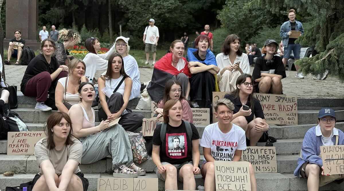 Протести в Києві: Обмеження незалежності НАБУ та САП / Фото: Громадське